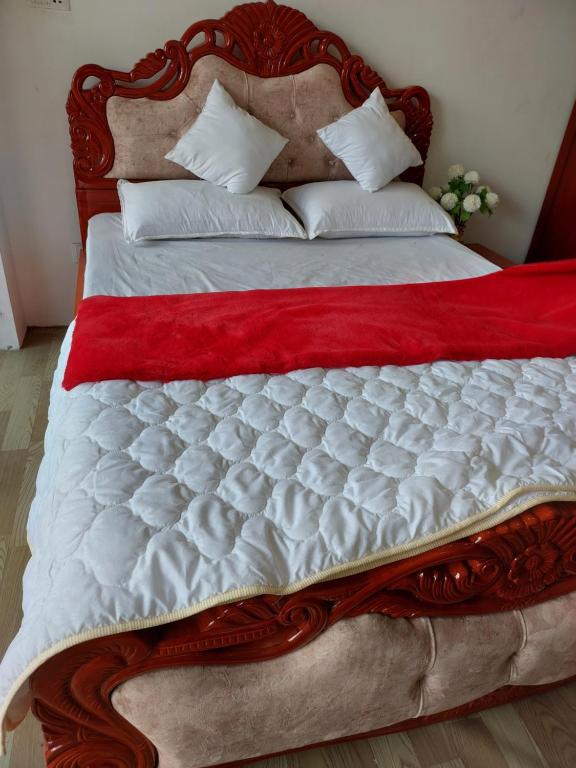 Queen room with an attached bathroom
